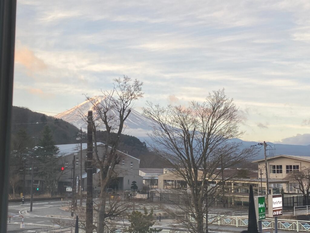 河口湖 ほとりのホテル Ban窗戶景致-富士山