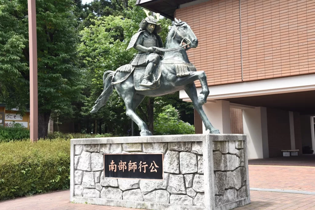 南部師行公騎馬像(八戶市博物館前)