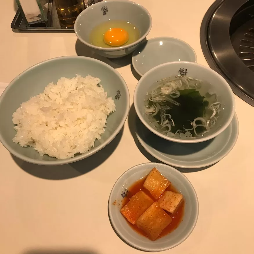 牛五花套餐(カルビセット)-牛五花、生雞蛋、白飯、海帶湯、醃蘿蔔-1550円