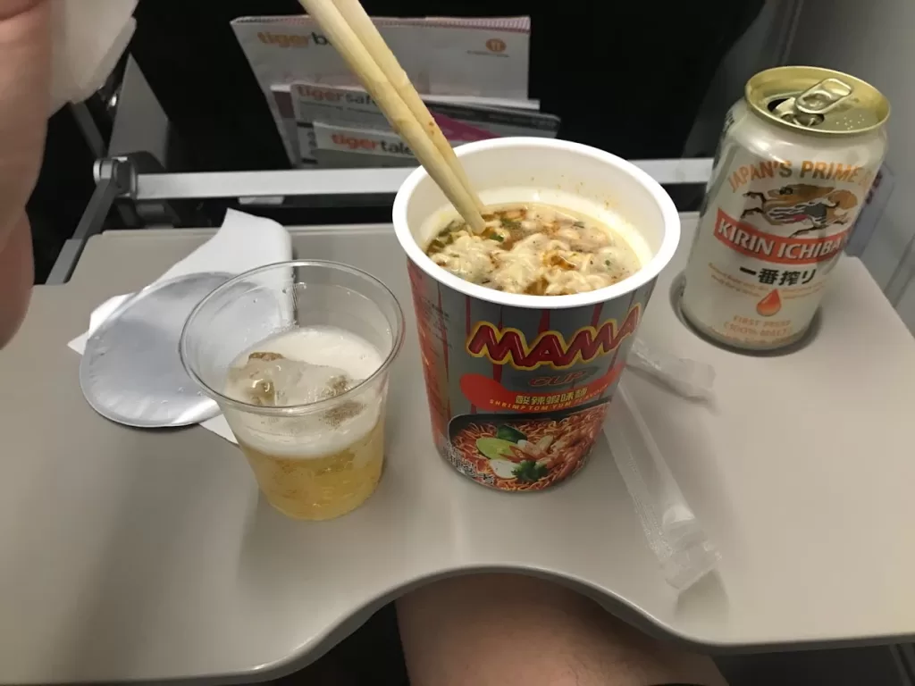 虎航-泰國MAMA酸辣蝦味麵(110元)+麒麟啤酒(120元)