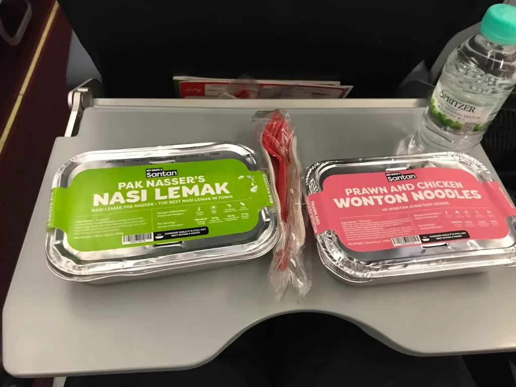 亞航飛機餐：馬來西亞椰漿飯、蝦子雞肉餛飩麵