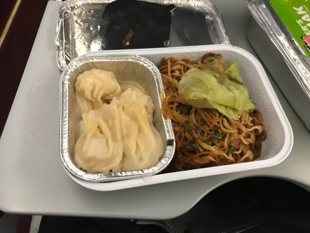 亞航飛機餐：蝦子雞肉餛飩麵